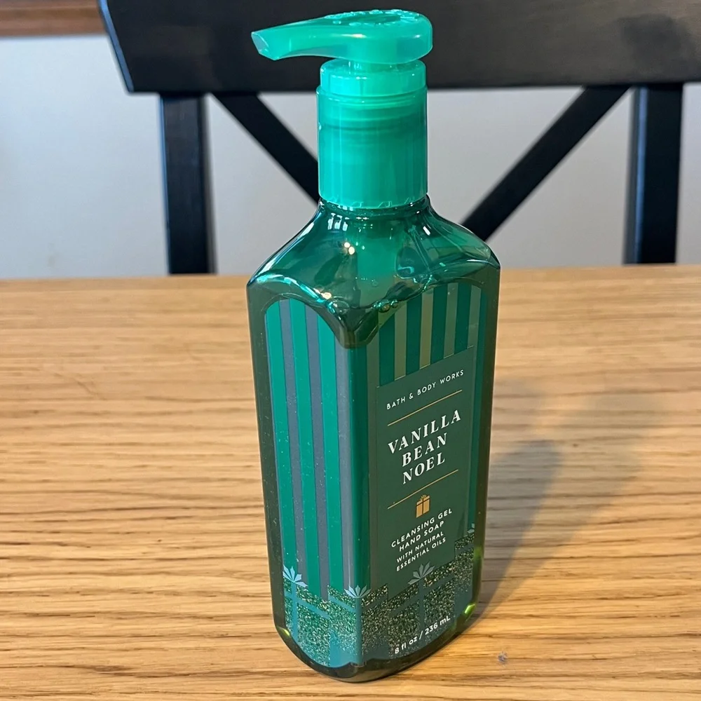 Bath & Body Works Cleansing Gel Hand Soap. Vanilla Bean Noel. - Picture 3 of 6